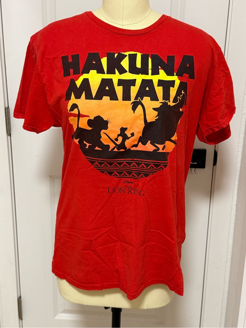 Large Red Lion King Hakuna Matata Shirt - Good Condition